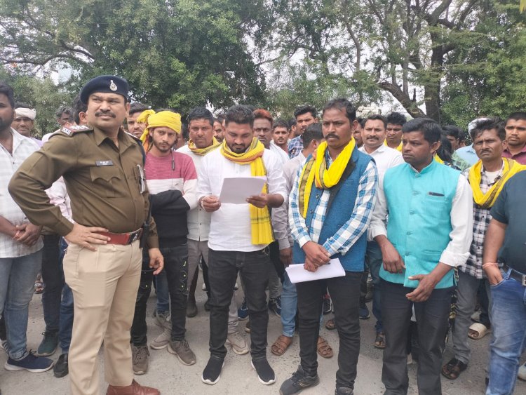 विधायक कमलेश्वर के समर्थन में पहुंचे जयस संगठन के सदस्य, ज्ञापन देकर कार्यवाही का विरोध किया,डाक्टर के खिलाफ प्रकरण दर्ज करने की मांग की