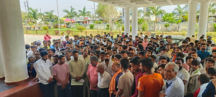 जघन्य हत्याओं का मामला : हत्यारों के खिलाफ सख्त कार्रवाई के लिए कलेक्ट्रोरेट का घेराव, सीढिय़ों पर बैठ एडिशनल एसपी ने की चर्चा