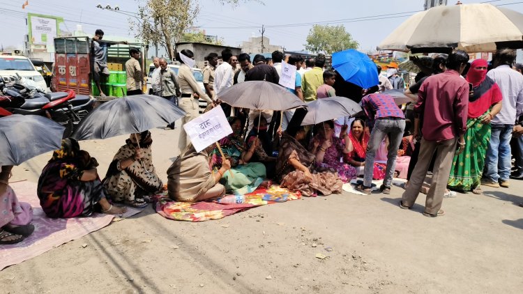 शराब दुकान के विरोध में धूप में तपती रही महिलाएं, जिम्मेदार अनदेखी करते रहे