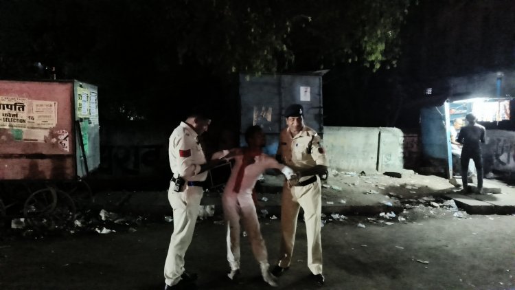 शहर में खुलेआम शराब पीने वालों पर पुलिस ने शुरू की घरपकड़ कवर स्टोरी की खबर का हुआ असर