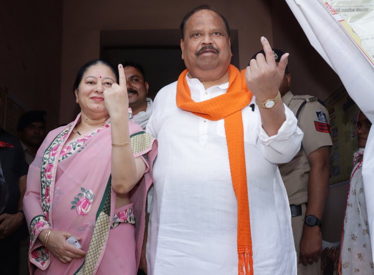 केबिनेट मंत्री काश्यप ने पत्नी संग किया मतदान  बोले मोदी की गारंटी पर जीतेंगे चुनाव