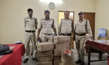 आबकारी विभाग ने पकडी़ अल्टो कार से 11 पेटी अवैध देशी शराब, दो आरोपी कार छोडकर भागे आबकारी विभाग जांच में जुटी