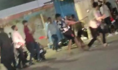 शहर की सड़कों पर बदमाशो ने फिर मचाया उत्पात, पिता- पुत्र पर देर रात सरेराह लाठियों से किया हमला, राहगीरों ने वीडियो बनाकर सोशल मीडिया पर किया वायरल
