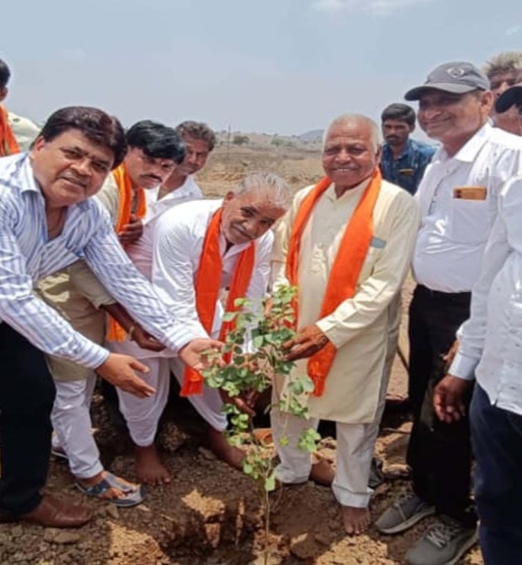सरवड पंचायत के कोटेश्वर डेम से गाद निकालने पहुंचे विधायक डामर,जल गंगा संवर्धन अभियान के तहत श्रमदान किया, पौधारोपण कर पर्यावरण जागरुकता पर भी जोर दिया