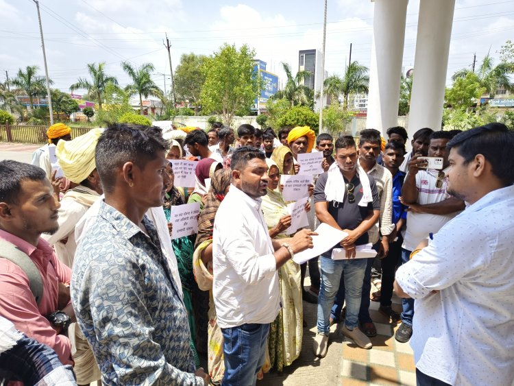ग्राम पंचायत पलाश के ग्रामीणों ने कलेक्ट्रेट पहुंच कर ज्ञापन दिया, लगाया फर्जी बिल से भुगतान का आरोप