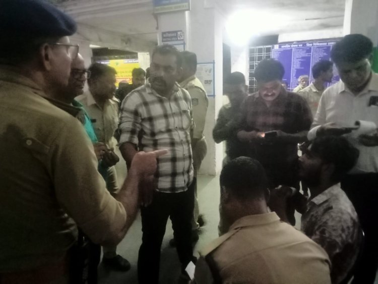ट्रेन में अवैध वेंडरों के बीच चाकू बाजी की घटना रेल यात्रियों की सुरक्षा पर सवाल ? क्या आरपीएफ की मिलीभगत से अवैध वेंडर चढ़ते हैं ट्रेनों में!