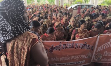आंगनवाड़ी कार्यकर्ता और सहायिकाओ ने रेली निकाल दिया ज्ञापन