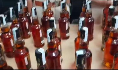 असली ब्रांड की बोतल में बेच रहे थे नकली शराब, पुलिस ने किया भाड़ाफोड़