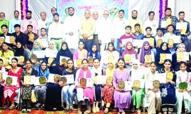 एक्सीलेंस कालेज में मुस्लिम स्टूडेंट एज्युकेशन एंड वेलफेयर सोसायटी ने मुस्लिम समाज की स्कूली प्रतिभाओं को सम्मान से नवाजा. 10वीं व 12वीं  के 90 मेघावी विद्यार्थियों का सम्मानित किया