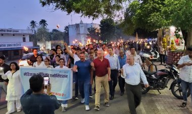 मेडिकल कालेज में धरना देकर किया प्रदर्शन, जिला अस्पताल से निकाली गई मशाल रैली
