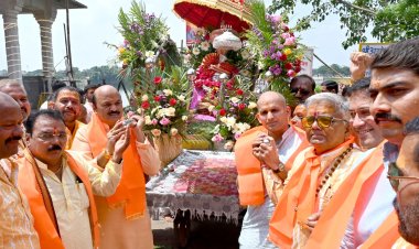 गढकैलाश के शाही ठाठ को देखने सडक़ पर उमड़ा श्रद्घालुओं का हुजूम -श्री गुप्तेश्वर महादेव और श्री टेकेश्वर महादेव ने भी किया रतलाम में भ्रमण, कलेक्टर एसपी ने पूजा अर्चना की