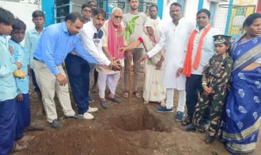 एक पेड़ मां के नाम अभियान के तहत स्कूल में लगाए गए 30 पौधे