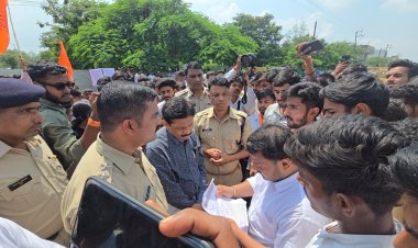 रतलाम:निजी स्कूल में पाकिस्तान के झंडे फहराने के मामले ने पकड़ा तुल,एबीवीपी ने किया चक्काजाम कार्यवाही की मांग की