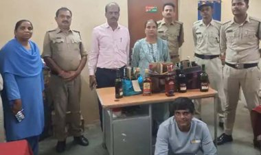होम डिलीवरी की जा रही शराब:आबकारी ने बाइक सवार को पकड़ा, अंग्रेजी शराब जब्त