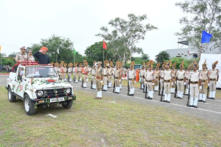 रतलाम शहर सहित पूरे जिले में उत्साह से मना स्वतंत्रता दिवस, मुख्य समारोह में कलेक्टर राजेश बाथम ने ध्वजारोहण कर ली परेड की सलामी