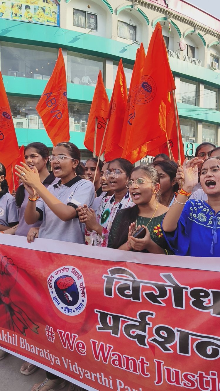जूनियर डॉक्टर से दुष्कर्म और हत्या के विरोध में सड़कों पर उतरा एबीवीपी पैदल मार्च निकाल ममता सरकार का पुतला दहन किया