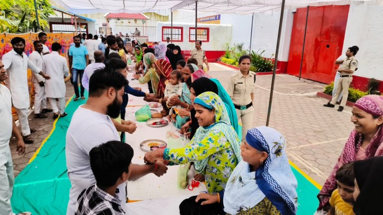 जेल में बंद भाइयों की कलाई पर राखी बांधते ही बहनों की आंखों से छलक पड़े आंसू, मुलाकात के लिए 1000 से ज्यादा महिलाएं पहुंची