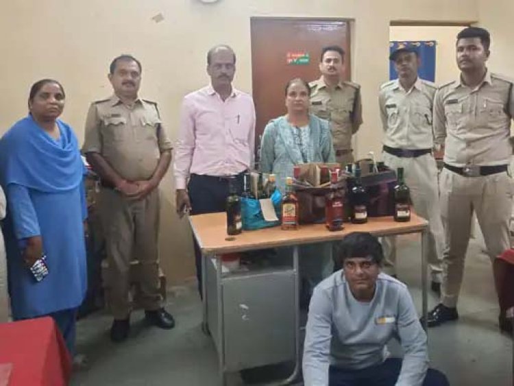 होम डिलीवरी की जा रही शराब:आबकारी ने बाइक सवार को पकड़ा, अंग्रेजी शराब जब्त