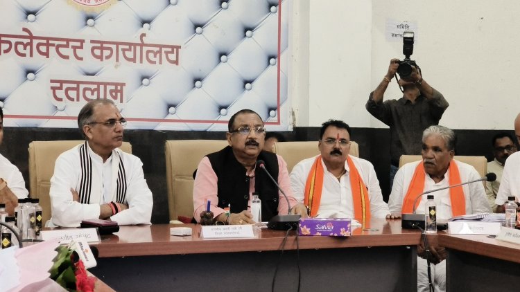 रतलाम को संभाग बनाने की तैयारी... प्रभारी मंत्री ने बैठक लेकर की समीक्षा, रतलाम में शुरू होगी प्रभारी मंत्री की हेल्पलाइन, हर माह जिले के विकासखंड में बिताएंगे रात, छात्रावास में करेंगे भोजन