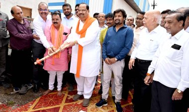 -मंत्री काश्यप ने औद्योगिक क्षेत्र में 14 करोड से अधिक के विकास कार्यों का भूमि पूजन किया, बोले-औद्योगिक विकास के क्षेत्र में रतलाम बनेगा मॉडल,अगले एक दो महीने में अल्कोहल प्लांट की जमीन पर लगेगा नया उद्योग