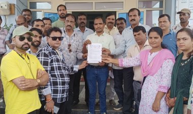 मानदेय भुगतान नही होने से नाराज पटवारियों ने दिया ज्ञापन