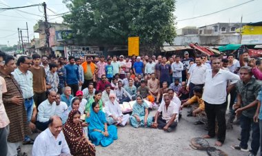 रतलाम में सांड के हमले से घायल की मौत : रहवासियों और परिजनों में आक्रोश, चक्काजाम कर लगाए मुर्दाबाद के नारे दिखाई चूडिय़ां  - प्रदर्शन स्थल पर महापौर, एसडीएम और निगम आयुक्त पहुंचे, आक्रोशितों ने सुनाई जमकर खरी-खरी