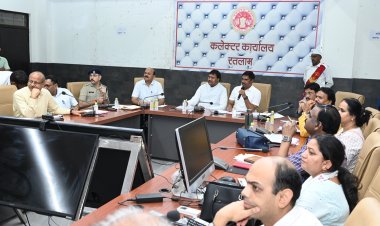 शासन के नियमानुसार सफाई कर्मचारियों को समस्त लाभ एवं सुविधाएं प्रदान की जाए राष्ट्रीय सफाई कर्मचारी आयोग के अध्यक्ष एम वेंकटेशन ने बैठक में दिए निर्देश राज्य आयोग के अध्यक्ष श्री करोसिया भी उपस्थित रहे