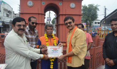 स्वच्छता में उत्कृष्ट कार्य करने वाले सफाई मित्रों का महापौर प्रहलाद पटेल ने किया सम्मान