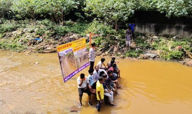 रतलाम में विरोध का अनोखा तरीका, गंदे नाले में उतर दिया धरना, डीजे बजाकर निगम पर लगाए भ्रष्टाचार के आरोप, काम नही हुआ तो मुंडन करने की दी चेतावनी