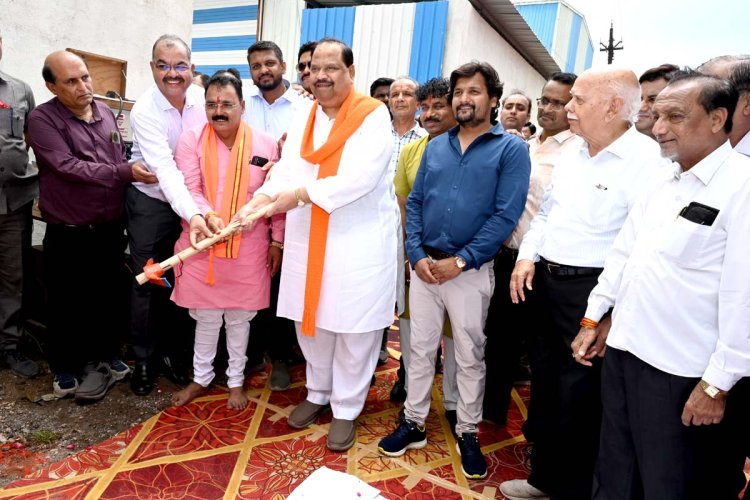 -मंत्री काश्यप ने औद्योगिक क्षेत्र में 14 करोड से अधिक के विकास कार्यों का भूमि पूजन किया, बोले-औद्योगिक विकास के क्षेत्र में रतलाम बनेगा मॉडल,अगले एक दो महीने में अल्कोहल प्लांट की जमीन पर लगेगा नया उद्योग