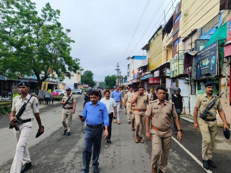 गणेश प्रतिमा पर पत्थर फेंकने की अफवाह के बाद अलर्ट मोड पर पुलिस, फ्लैग मार्च निकाला, तोड़फोड़ और भीड़ को उकसाने के आरोप में अब तक 5 गिरफ्तार , वीडिय़ों फूटेज में ढूंढे जा रहे गड़बड़ी फैलाने वाले