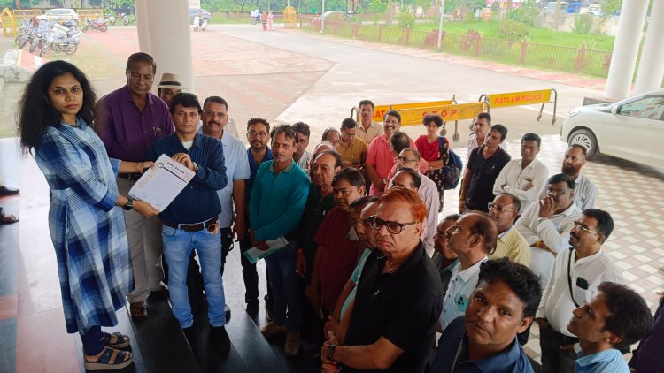पत्रकार दुर्घटना और स्वास्थ्य बीमा की प्रीमियम राशि ब?ाने के विरोध में रतलाम प्रेस क्लब ने ज्ञापन सौंपा - फर्जी और ब्लेकमेलर पत्रकारों के खिलाफ कार्यवाही की भी मांग