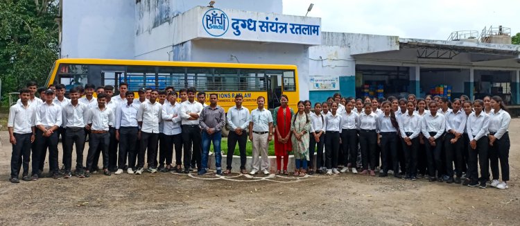 रॉयल कॉलेज के विद्यार्थियों का सांची डेयरी प्लांट में इंडस्ट्रियल विजिट