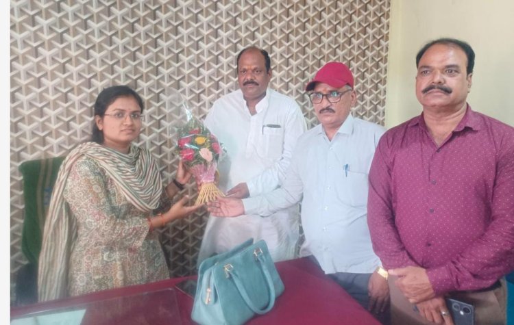 धामनोद नगर परिषद की नवागत सीएमओ श्रीमती पूजा गोयल ने लिया चार्ज, स्वागत किया