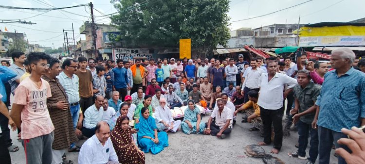 रतलाम में सांड के हमले से घायल की मौत : रहवासियों और परिजनों में आक्रोश, चक्काजाम कर लगाए मुर्दाबाद के नारे दिखाई चूडिय़ां - प्रदर्शन स्थल पर महापौर, एसडीएम और निगम आयुक्त पहुंचे, आक्रोशितों ने सुनाई जमकर खरी-खरी