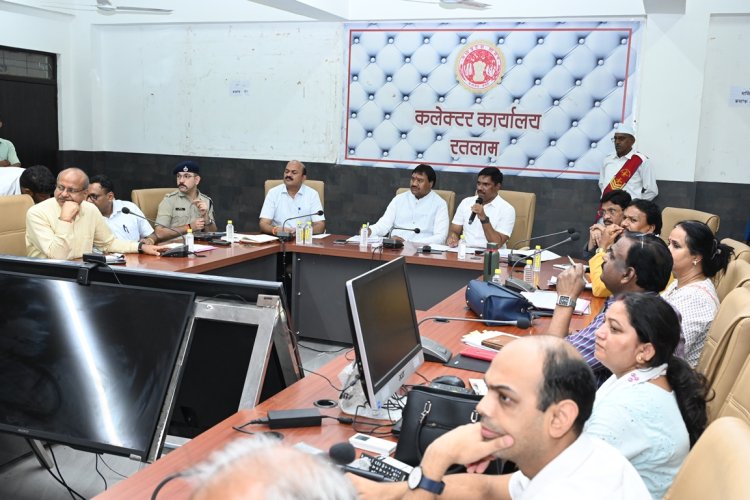 शासन के नियमानुसार सफाई कर्मचारियों को समस्त लाभ एवं सुविधाएं प्रदान की जाए राष्ट्रीय सफाई कर्मचारी आयोग के अध्यक्ष एम वेंकटेशन ने बैठक में दिए निर्देश राज्य आयोग के अध्यक्ष श्री करोसिया भी उपस्थित रहे