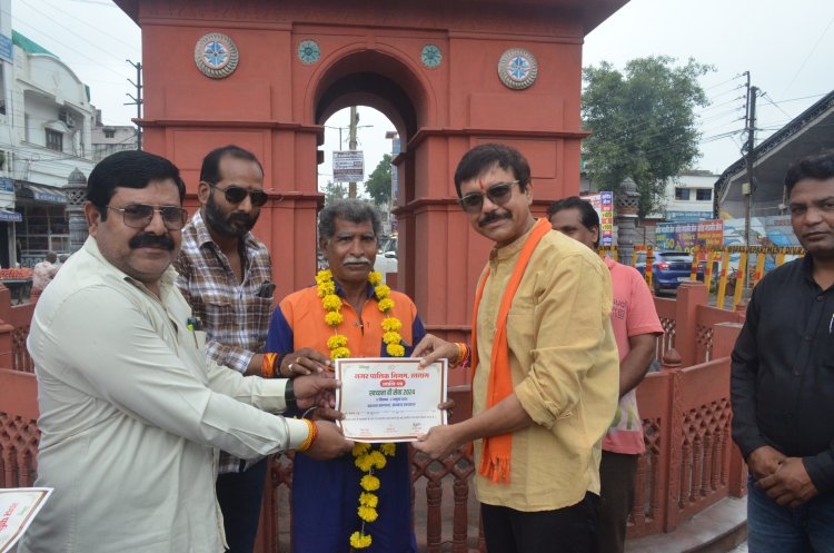 स्वच्छता में उत्कृष्ट कार्य करने वाले सफाई मित्रों का महापौर प्रहलाद पटेल ने किया सम्मान