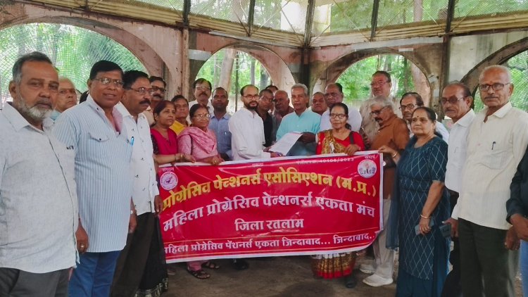 सरकार की उपेक्षा का शिकार राज्य पेंशनरों में आक्रोश, सैलाना विधायक को दिया सीएम के नाम ज्ञापन