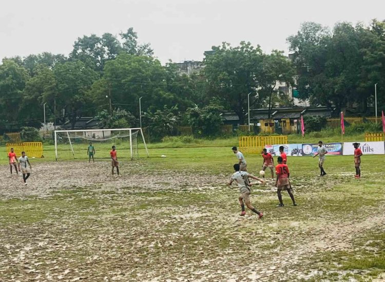-रेलवे खेल मैदान पर मध्य प्रदेश चैंपियन लीग फुटबाल प्रतियोगिता, बारिश के दौरान भी कम नही हो रहा खिलाडिय़ों का उत्साह