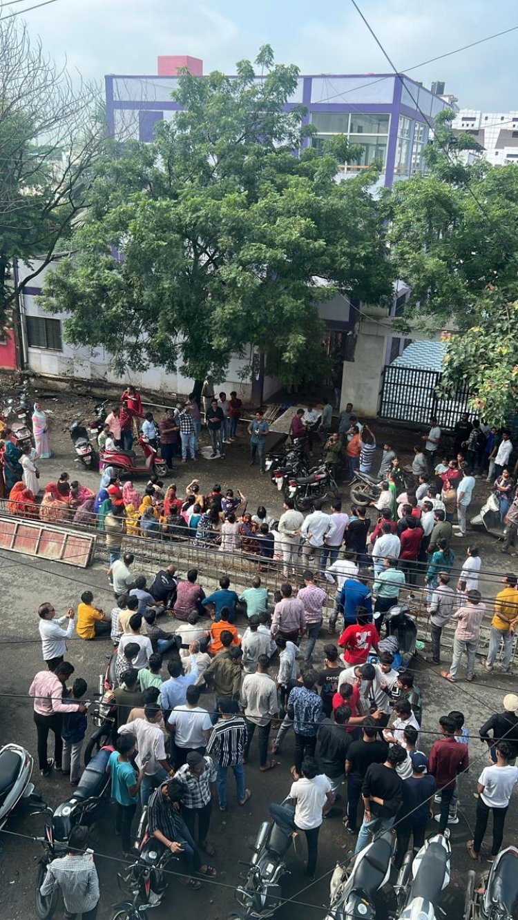 सांई श्री स्कूल में पांच साल की बच्ची के साथ योन शोषण, अभिभावकों ने स्कूल के बाहर दिया धरना, गुस्साए लोग बोले-मोटी फीस लेने के बाद भी बच्चों की सुरक्षा के सही इंतजाम क्यों नही