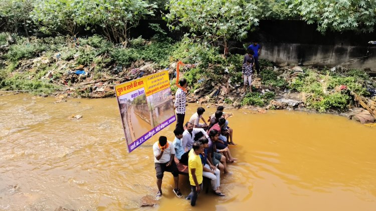 रतलाम में विरोध का अनोखा तरीका, गंदे नाले में उतर दिया धरना, डीजे बजाकर निगम पर लगाए भ्रष्टाचार के आरोप, काम नही हुआ तो मुंडन करने की दी चेतावनी