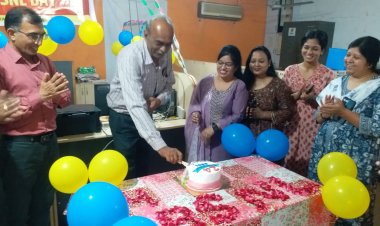 बीएसएनल के 24 वर्ष पूर्ण होने पर केक काट बीएसएनएल डे मनाया