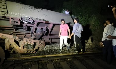 रतलाम में माल गाड़ी हुई बेपटरी, डीजल से भरे 3 टैंकर पटरी से नीचे उतरे, एक पलटी खाया, बचाव कार्य जारी, कोई जनहानी नही हुई