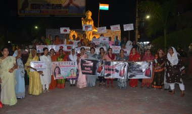 महिला कांग्रेस ने निकाला गया कैंडल मार्च