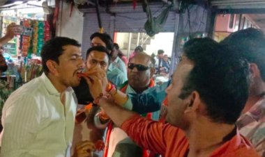 हरियाणा में तीसरी बार भाजपा की जीत पर युवा मोर्चा ने मनाई खुशी, जलेबी खिलाकर झूमे