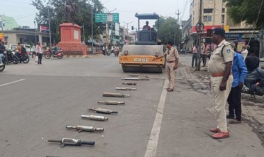 रतलाम पुलिस ने फटाकेदार आवाज वाले साइलेंसर गाडियों से निकलवाएं, फिर सडक़ पर रखवाकर बुलडोजर से चपटा करवा दिया