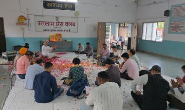 पत्रकारों ने नवरात्रि में की मां के साथ हनुमान लला की आराधना - प्रेस क्लब भवन पर हुआ सुंदरकांड, शहर के कई गणमान्य लोग भी हुए शामिल