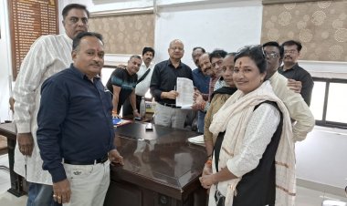 पार्किंग के नाम पर अवैध वसूली के खिलाफ अभिभाषक संघ ने दिया ज्ञापन