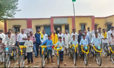 स्कूली विद्यार्थियों को बांटी साइकिले, विधायक डोडियार सहित जनपद अध्यक्ष ओर जिला पंचायत सदस्य रहे मौजूद