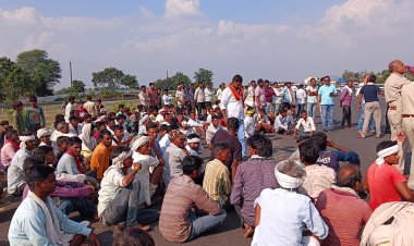 रतलाम: युवक की मौत से आक्रोशित ग्रामीणों ने दिल्ली-मुंबई एक्सप्रेस वे पर शव रखकर किया जाम... वाहनों की लगी कतारें